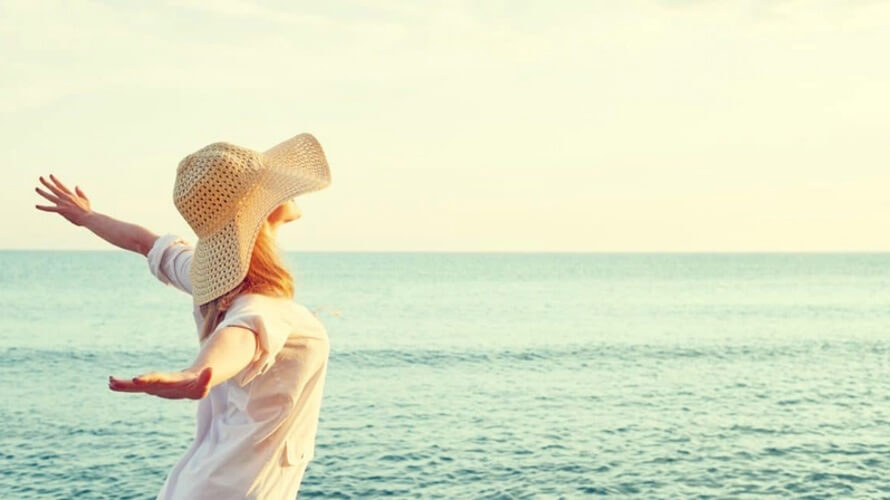 sretna djevojka na plazi